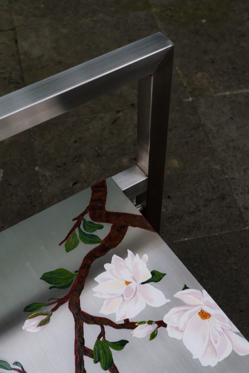 La mesa Magnolias: marco de acero y cubierta con magnolias