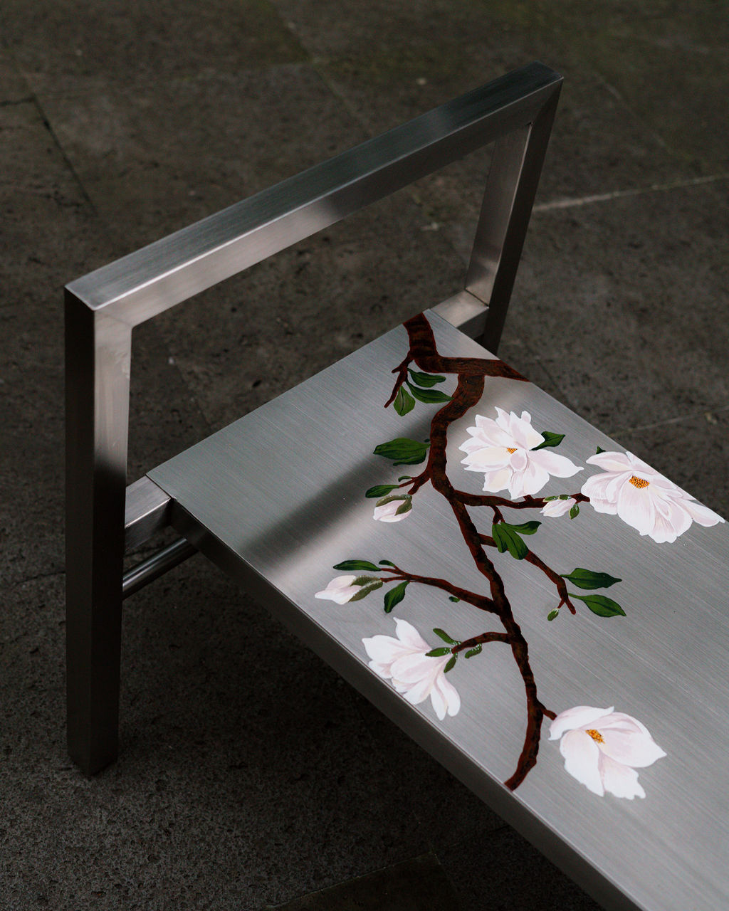 La mesa Magnolias: marco de acero y cubierta con magnolias