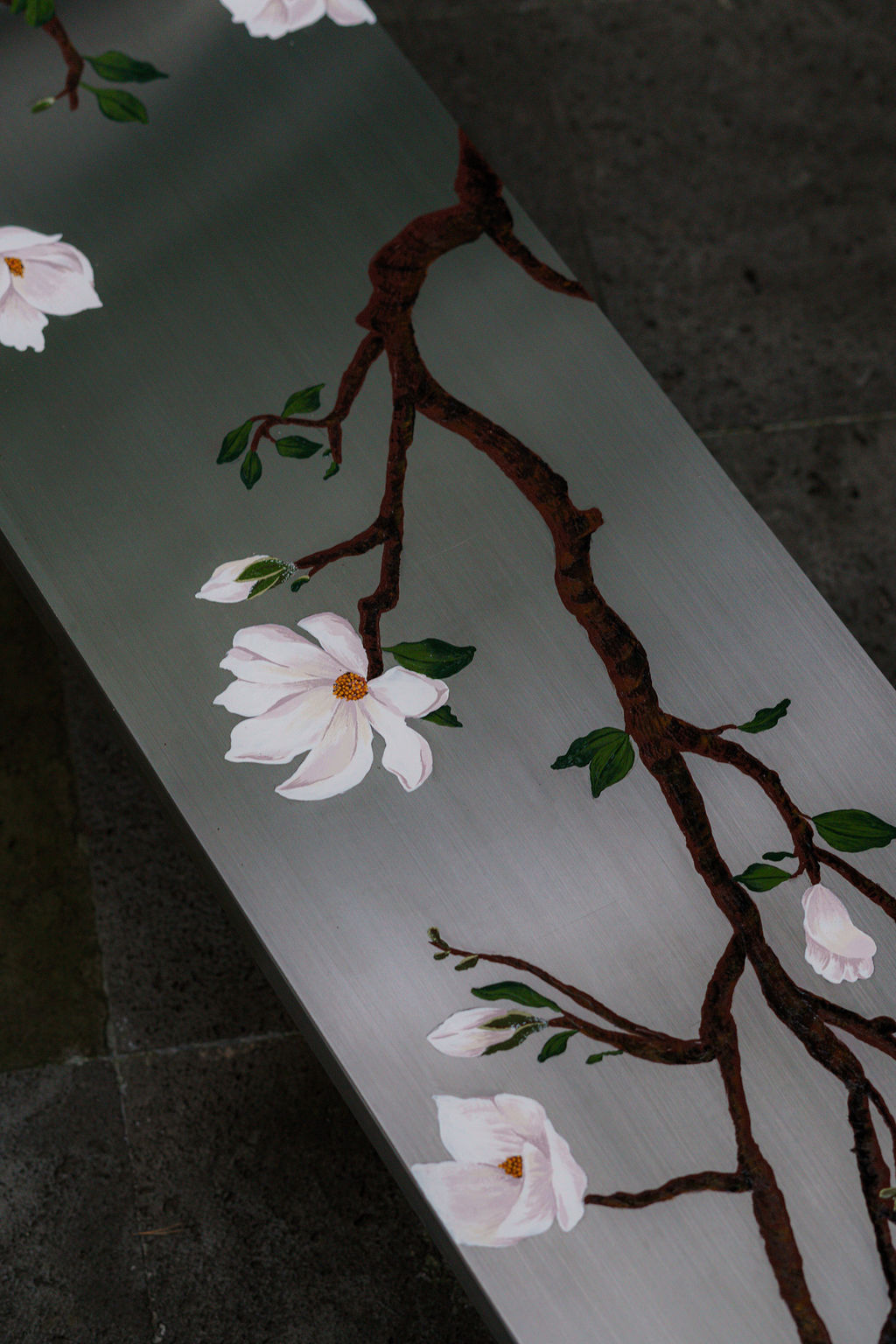 La mesa Magnolias: marco de acero y cubierta con magnolias