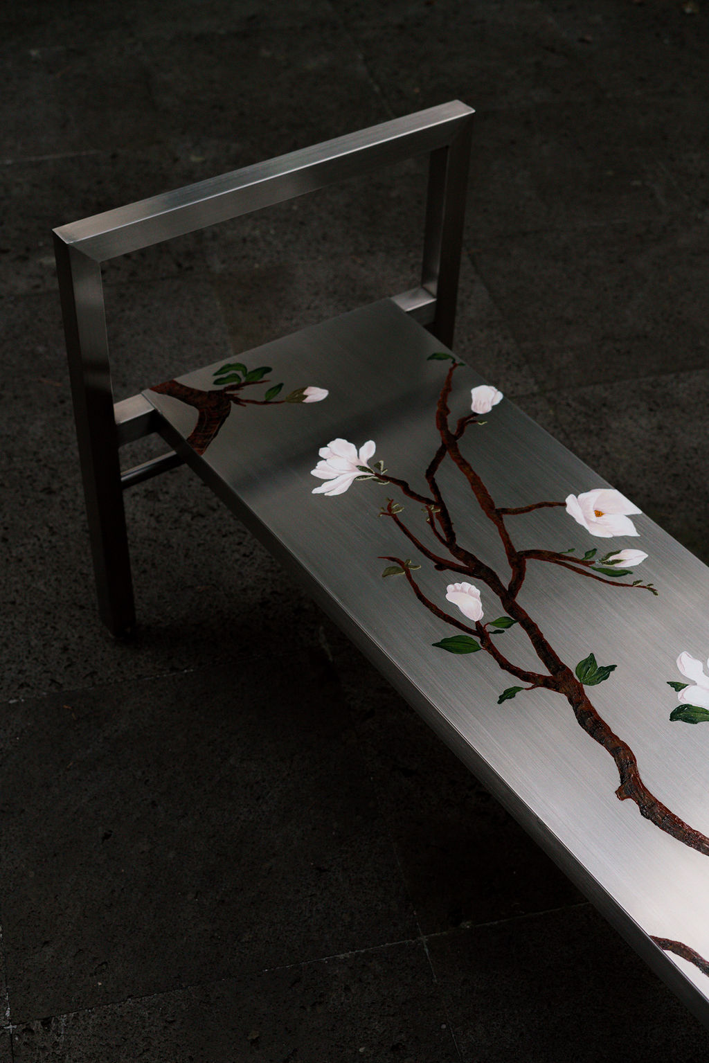 La mesa Magnolias: marco de acero y cubierta con magnolias
