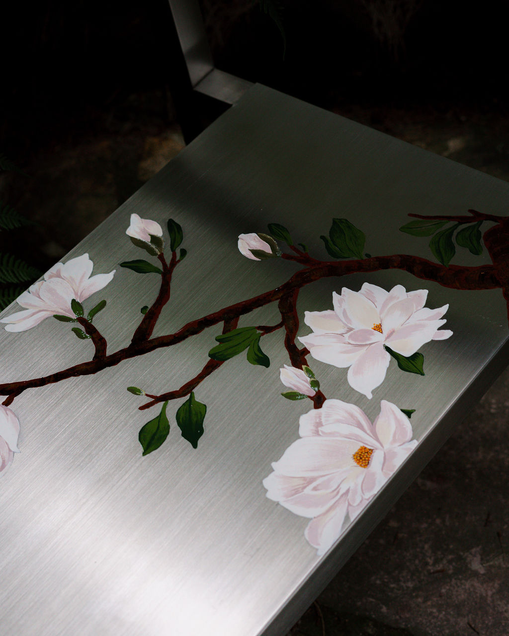 La mesa Magnolias: marco de acero y cubierta con magnolias