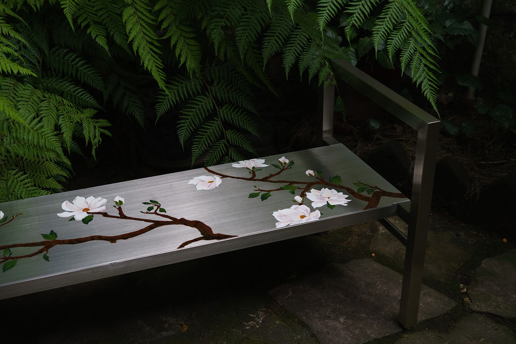 La mesa Magnolias en un jardín