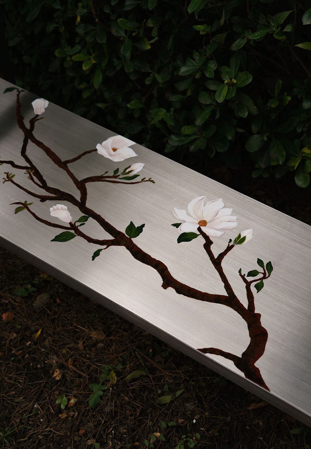 La mesa Magnolias: marco de acero y cubierta con magnolias