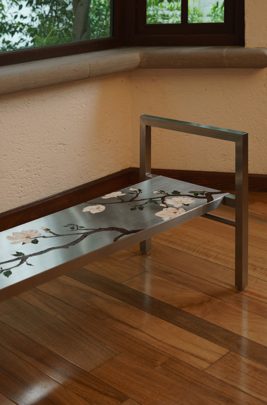 La mesa Magnolias sobre piso de madera