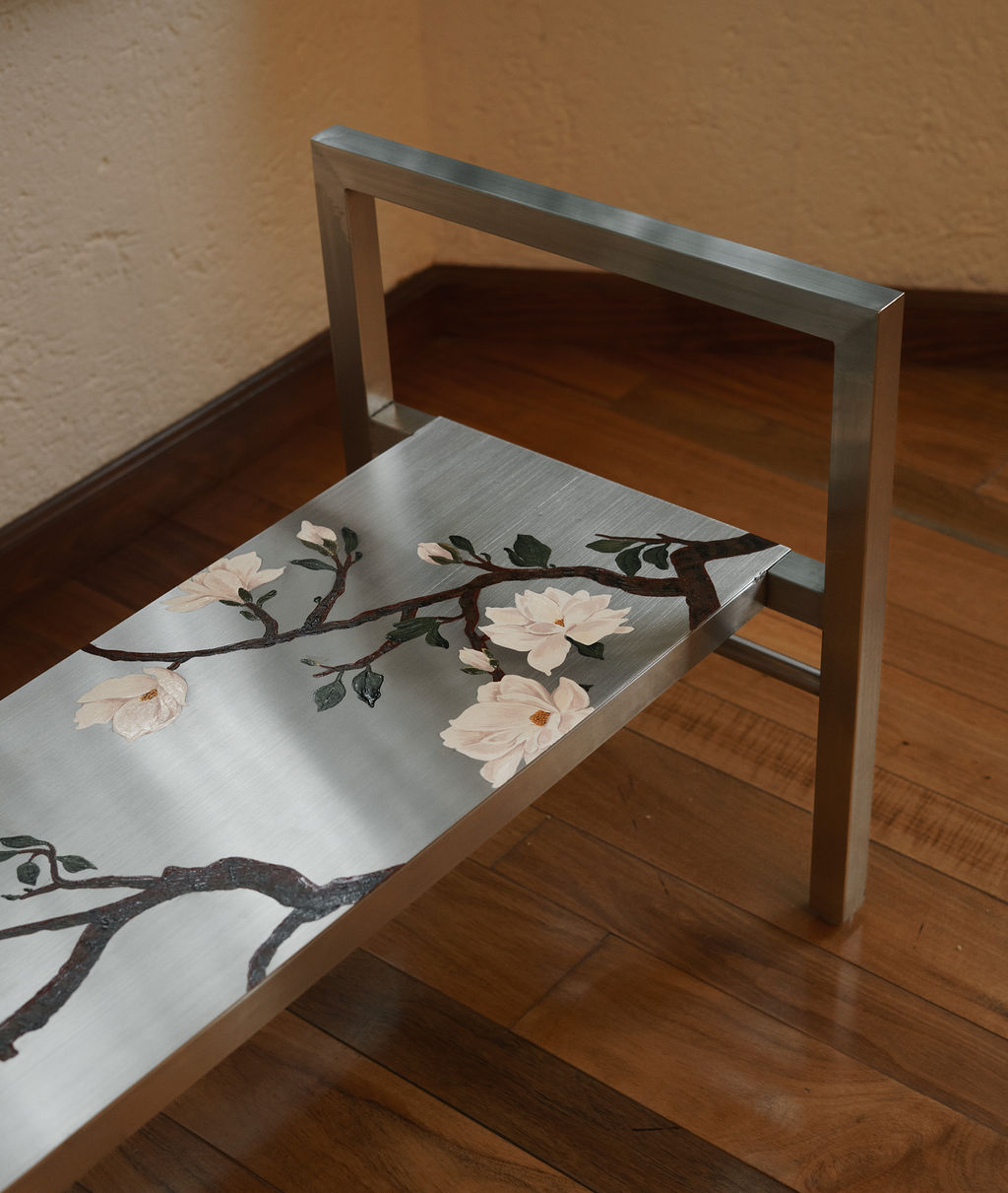 La mesa Magnolias sobre piso de madera
